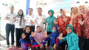 Pembagian sembako murah oleh Ketua PKK Kabupaten Empat Lawang