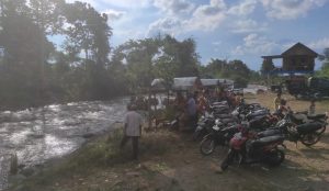 Caption Poto : Walau airnya berwarna kecoklatan sebab hujan di hulu sungai, pengunjung Bendungan Bawa Selbang maaih menikmati lokasi wisata ini.