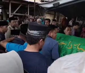 Caption Poto : Jenazah Korban saat tiba dirumah duka