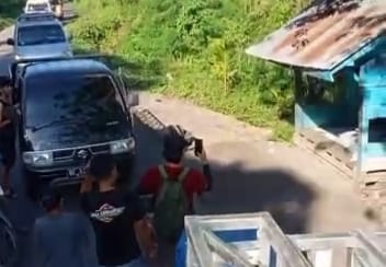 Caption poto : Screenshot video yang memperlihatkan seorang pemuda setelah ditodong dan di bantu oleh warga yang melintas