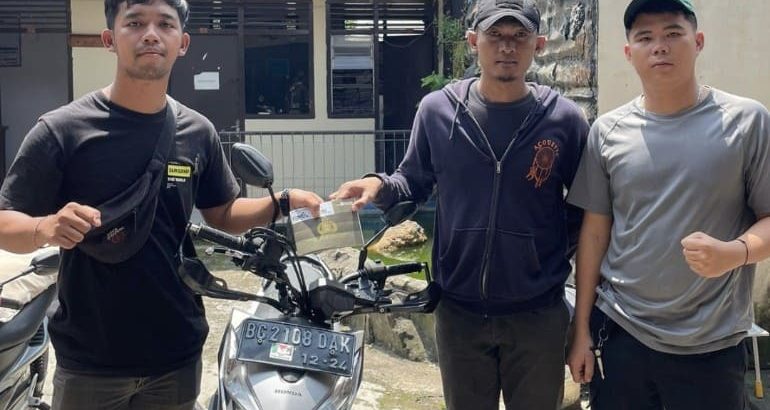 Poto: Bripda M Iqro (Baju Warna abu-abu) saat menyerahkan sepeda motor ke Polsek Tebing Tinggi