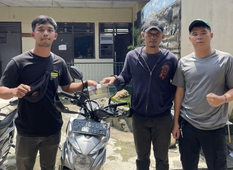 Poto: Bripda M Iqro (Baju Warna abu-abu) saat menyerahkan sepeda motor ke Polsek Tebing Tinggi