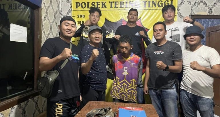 Unit reskrim polsek Tebing Tinggi mengamankan tersangka Awan, (Poto: Fir, KBR)