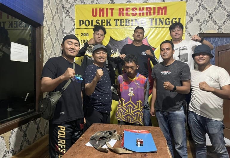 Unit reskrim polsek Tebing Tinggi mengamankan tersangka Awan, (Poto: Fir, KBR)
