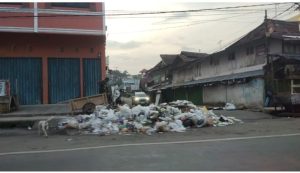 Tumpukan sampah di jalan protokol abubakardin pasar Tebing Tinggi, Pukul 18.16 wib. Minggu, 24 Desember 2023. (Ist/LS)