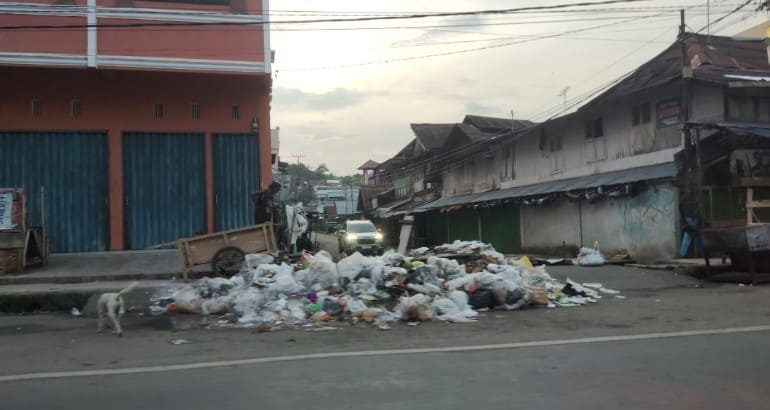 Tumpukan sampah di jalan protokol abubakardin pasar Tebing Tinggi, Pukul 18.16 wib. Minggu, 24 Desember 2023. (Ist/LS)