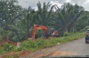 Pembuatan siring gajah di jalan poros noerdin panjdi disoroti anggota dprd Empat Lawang. (Poto: Ist/ Kabarempatlawang.com)