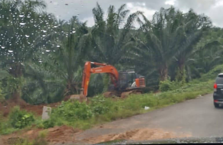 Pembuatan siring gajah di jalan poros noerdin panjdi disoroti anggota dprd Empat Lawang. (Poto: Ist/ Kabarempatlawang.com)