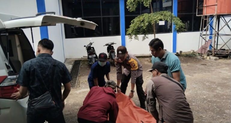 Jenazah kakek lansia di bawa untuk di makankan. (Poto: ist/Kabarempatlawang.com)