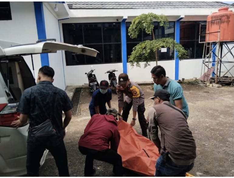 Jenazah kakek lansia di bawa untuk di makankan. (Poto: ist/Kabarempatlawang.com)