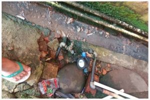 Aliran air bersih pelanggan di putus oleh petugas dari Perumda Tirta Seguring Betung. (Poto:ist/Fir)