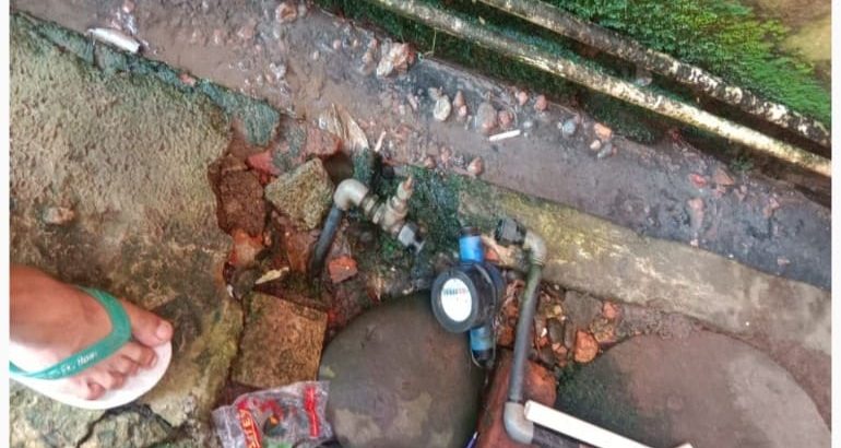 Aliran air bersih pelanggan di putus oleh petugas dari Perumda Tirta Seguring Betung. (Poto:ist/Fir)