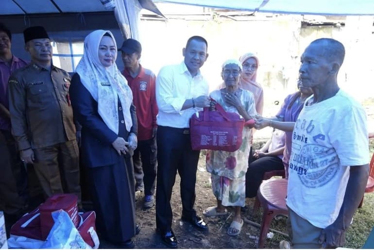 Pj. Bupati Empat Lawang Kunjungi dan Berikan Bantuan kepada Korban Kebakaran di Desa Ujung Alih. (ist/kabarempatlawang.com)