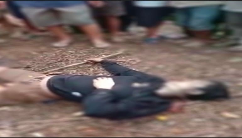 GEMPAR! Warga Temukan Mayat Pria dengan Luka di Paha Kiri, Diduga Korban Pembunuhan. (Poto: Tangkapan Layar) GEMPAR! Warga Temukan Mayat Pria dengan Luka di Paha Kiri, Diduga Korban Pembunuhan. (Poto: Tangkapan Layar)