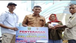 Pj Kepala Desa Kemang Manis Berikan Bantuan Langsung Tunai kepada 27 Warganya