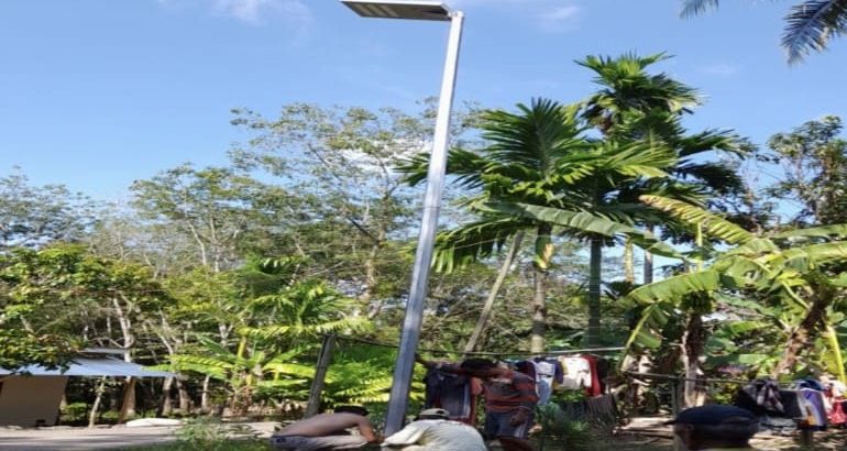 Pemasangan Lampu Penerangan Jalan di Desa Mekarti Jaya: Langkah Nyata PJ Kepala Desa Sapran untuk Kesejahteraan Warga. (Poto: fir/dok kades)