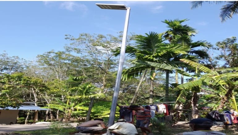 Pemasangan Lampu Penerangan Jalan di Desa Mekarti Jaya: Langkah Nyata PJ Kepala Desa Sapran untuk Kesejahteraan Warga. (Poto: fir/dok kades)